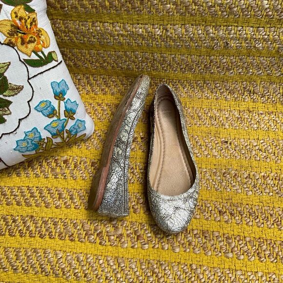 FRYE Carson Crackled Metallic Silver Ballet Flat Size 8.5 - Picture 2 of 6